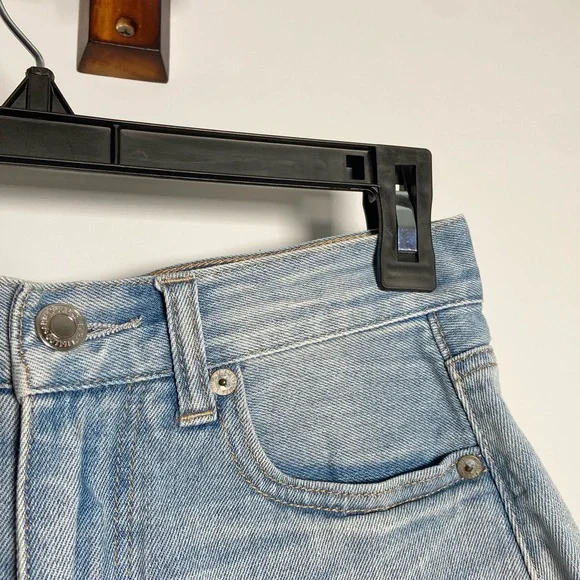 ***SOLD***American Eagle Light Wash High Rise Denim Mom Shorts Jeans Siz - Picture 3 of 8